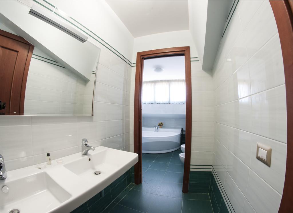 Domus Traiani Fiumicino Hotel Стая снимка